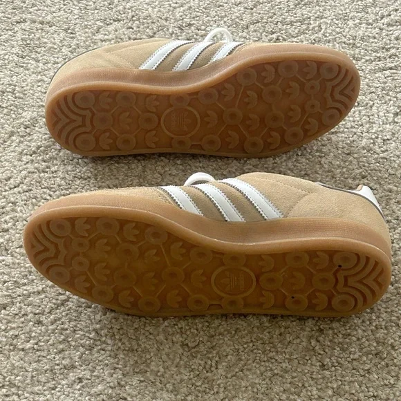 Adidas Women’s Gazelle Tan and White Sneakers - Size 7.5 - Picture 5 of 6